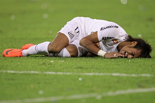Brazilský fotbalový talent Neymar to někdy se simulováním dost přehání.