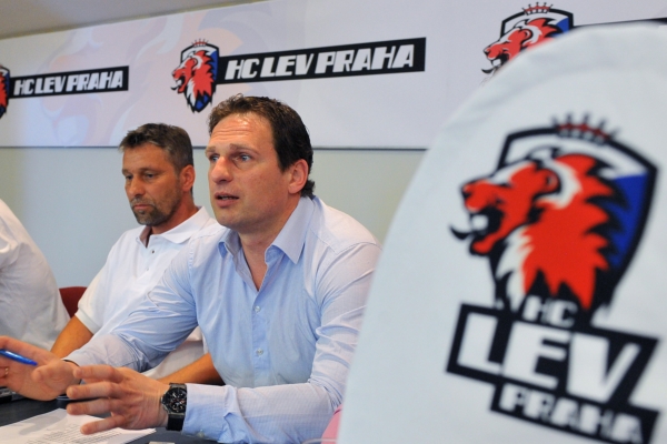 Zástupci HC Lev Praha (zleva trenér Josef Jandač a generální manažer Normund Sejejs) představili plány nováčka KHL.