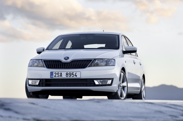 Škoda Rapid jako první sériový vůz v novém designovém kabátě automobilky. Škoda Rapid jako první sériový vůz v novém designovém kabátě automobilky.