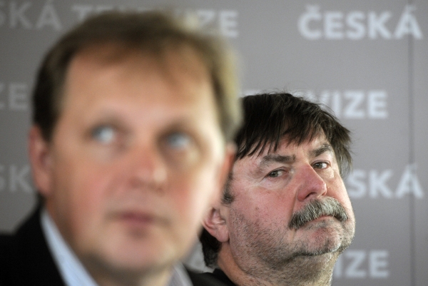 Čestmír Kopecký (vpravo) na snímku s ředitelem ČT Petrem Dvořákem je novým šéfem centra multižánrové tvorby.