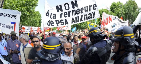 Červnové demonstrace před automobilkou PSA byly proti plošnému propouštění. Červnové demonstrace před automobilkou PSA byly proti plošnému propouštění.