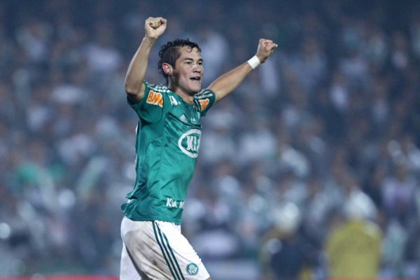 Betinho z Palmeiras slaví gól Coritibě. Betinho z Palmeiras slaví gól Coritibě.
