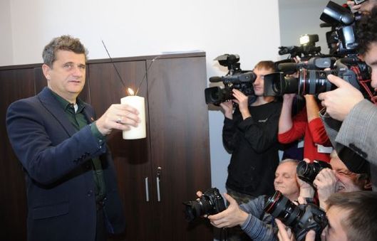 Palikot není žádná šedá parlamentní myš. Na snímku navrhuje legalizaci konopí. Palikot není žádná šedá parlamentní myš. Na snímku navrhuje legalizaci konopí.
