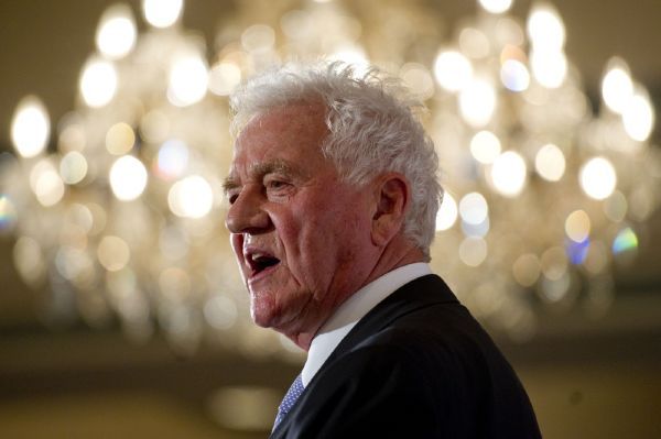 Frank Stronach při přednášce v Toronu (2011). Frank Stronach při přednášce v Toronu (2011).