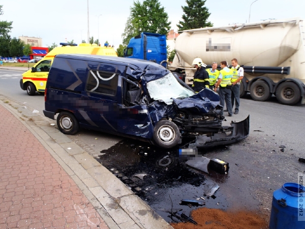 Při nárazu se nákladní vůz převrátil. Řidič osobního auta skončil v nemocnici. Vozy se střetly ve chvíli, kdy řidiče osobního auta stíhali policisté.
