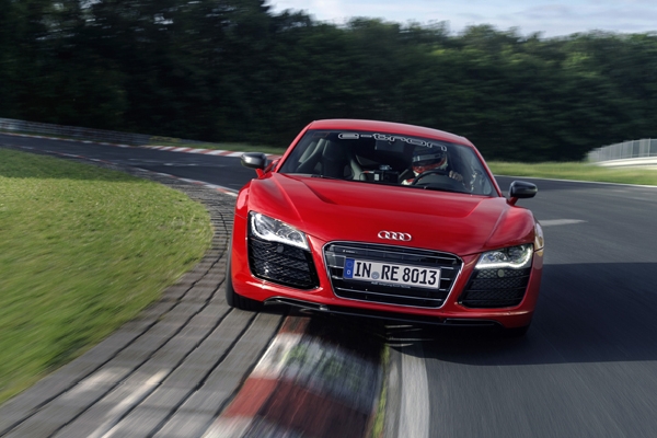Audi R8 e-tron na trati při rekordním výkonu. Audi R8 e-tron na trati při rekordním výkonu.