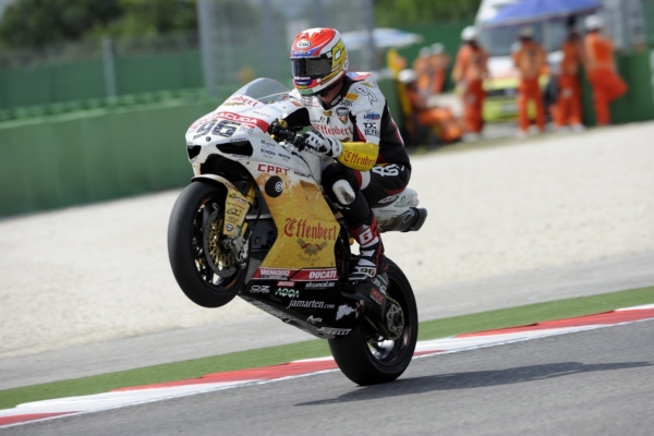 Jakub Smrž na svém motocyklu. Jakub Smrž na svém motocyklu.