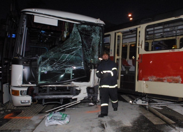 V pražském Hloubětíně se ráno srazil autobus s tramvají (ilustrační foto).