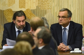 Předseda výboru Radek John (vlevo) a ministr financí Miroslav Kalousek na jednání sněmovního bezpečnostního výboru, který 13. července v Praze projednával Kalouskovy výroky na adresu policie v souvislosti s vyšetřováním nákupu letadel CASA pro armádu.