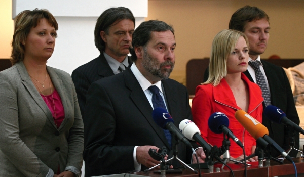 Schůze Poslanecké sněmovny pokračovala 13. července v Praze. Poslanci Věcí veřejných (zleva) Jana Drastichová, Otto Chaloupka, předseda strany Radek John, šéfka poslaneckého klubu strany Kateřina Klasnová a poslanec Michal Babák na tiskové konferenci. Schůze Poslanecké sněmovny pokračovala 13. července v Praze. Poslanci Věcí veřejných (zleva) Jana Drastichová, Otto Chaloupka, předseda strany Radek John, šéfka poslaneckého klubu strany Kateřina Klasnová a poslanec Michal Babák na tiskové konferenci.