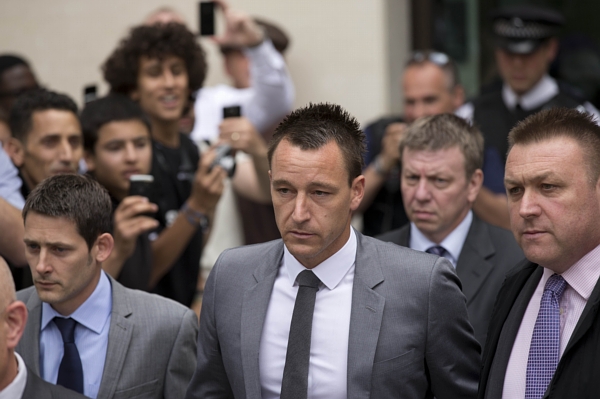 John Terry (uprostřed) odcházel od soudu spokojený.