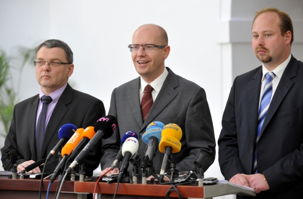 Zleva místopředseda ČSSD Lubomír Zaorálek, předseda ČSSD Bohuslav Sobotka a předseda poslaneckého klubu strany Jeroným Tejc. Zleva místopředseda ČSSD Lubomír Zaorálek, předseda ČSSD Bohuslav Sobotka a předseda poslaneckého klubu strany Jeroným Tejc.