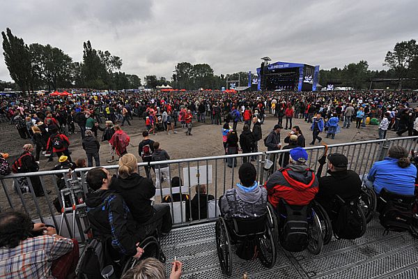 Navzdory tomu, že areál bezbariérové úpravy teprve z větší části čekají, součástí festivalu jsou přirozeně i vozíčkáři.