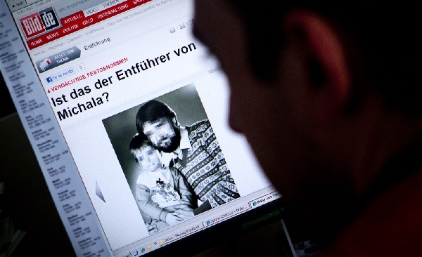 Německý deník Bild zveřejnil fotografii únosce třítýdenní Michaly z Trmic. 