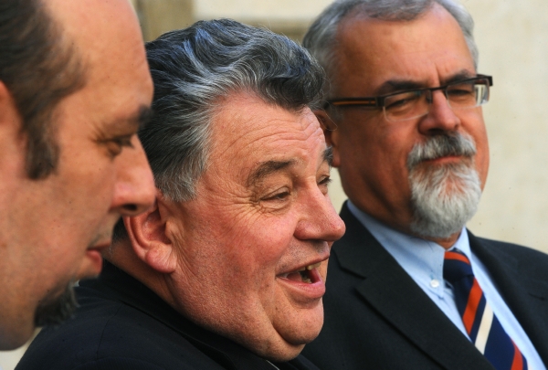 Zleva tajemník Federace židovských obcí v Česku Tomáš Kraus, arcibiskup Dominik Duka a předseda Ekumenické rady církví Joel Ruml na snímku z 11. srpna 2011.