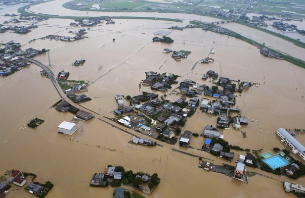 Přes čtvrt milionu Japonců muselo opustit své domy a byty kvůli ničivým záplavám na japonském ostrově Kjúšú. 