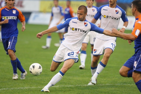 Útočník Baníku Ostrava Václav Svěrkoš (uprostřed) začal po zranění trénovat.