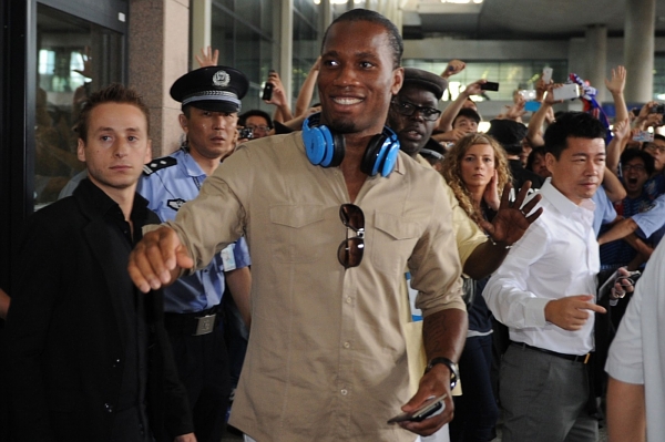 Didier Drogba na čínském letišti.