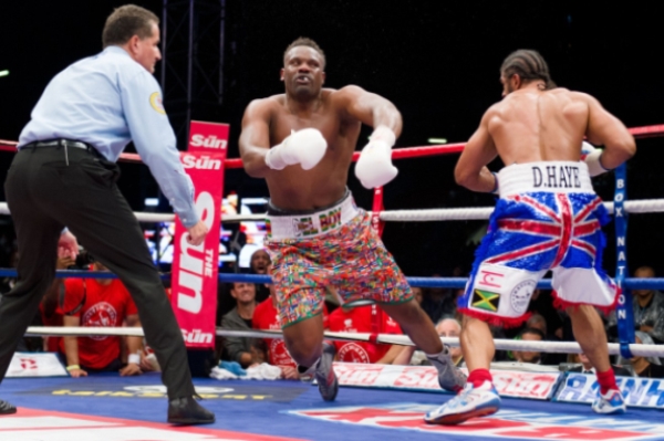 David Haye (vpravo) knokautoval Derecka Chisoru už v pátém kole. David Haye (vpravo) knokautoval Derecka Chisoru už v pátém kole.