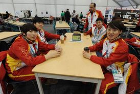 Čínské sportovkyně v jídelně olympijské vesnice ve Vancouveru.