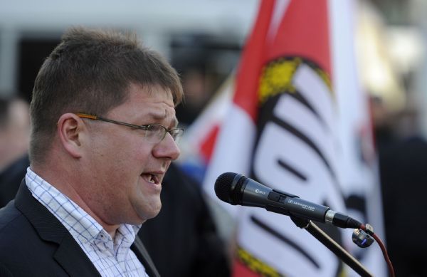 Holger Apfel na mítinku NPD na Postupimském náměstí v Berlíně (květen 2012). i Holger Apfel na mítinku NPD na Postupimském náměstí v Berlíně (květen 2012). i
