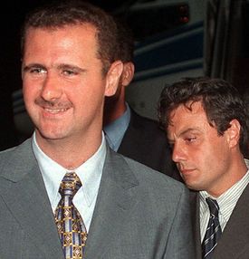 Zradil přítele? Kamarádi od mládí - dnes syrský prezident Asad a dnes už bývalý brigádní generál Tlas (snímek z roku 1999). 