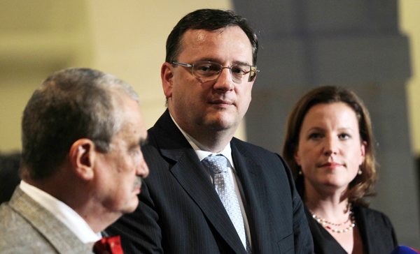 Vláda na odměnách za letošní první pololetí rozdala 70 milionů korun.
