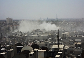 Ostřelovaný Homs. Civilní terče mezinárodní právo zakazuje.