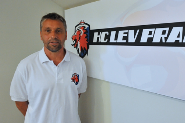 Trenér hokejistů Lva Praha Josef Jandač.