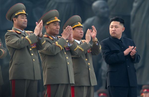 Vykopnutý šéf armády Ri Jomg-ho (vlevo) a vůdce KLDR Kim Čong-un. Vykopnutý šéf armády Ri Jomg-ho (vlevo) a vůdce KLDR Kim Čong-un.