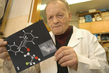 "Věda vyžaduje opravdu hodně práce," říkal o své profesi Holý, který by 1. září oslavil 76. narozeniny. Na snímku v roce 2007. (Foto: profimedia.cz)