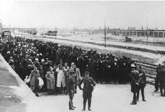 Rampa smrti. Transport Židů v Osvětimi. Rampa smrti. Transport Židů v Osvětimi.