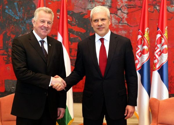 Maďarský prezident Pal Schmitt a jeho srbský protějšek Boris Tadič jednali při setkání v květnu 2011 i o Vojvodině. 