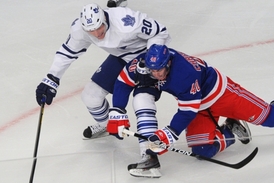 Erik Christensen (v modrém) v době, kdy hrál za newyorské Rangers.