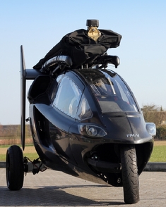 Hybrid tentokrát připravený k cestě po zemi.