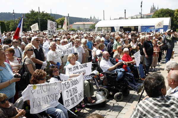 Proti chystaným změnám ve valorizaci penzí v květnu v Praze demonstrovaly stovky důchodců.