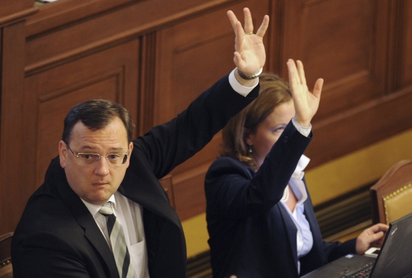 Petr Nečas a Karolina Peake hlasují pro návrh zákona.