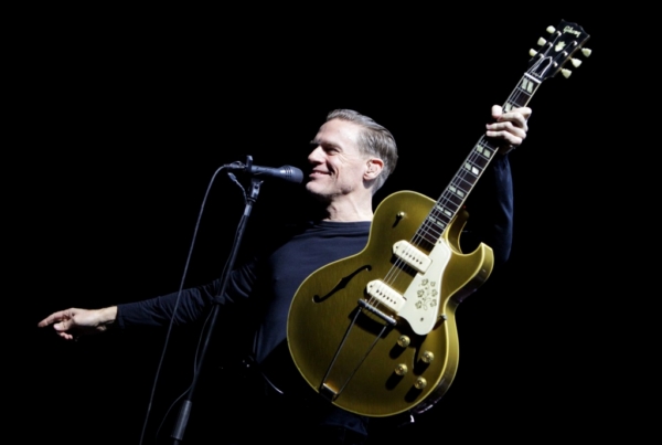 Zpěvák Bryan Adams.