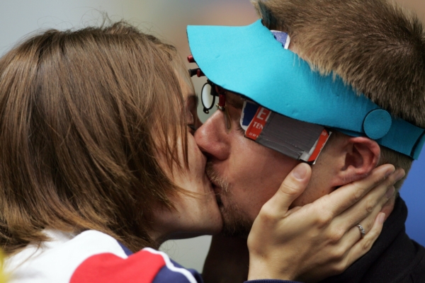 Olympijský polibek Kateřiny a Matta Emmonsových.