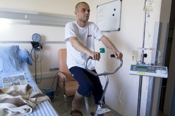 Šestadvacetiletý Gregory je po operaci rakoviny prostaty. Odpoledne před další léčbou si krátí jízdou na rotopedu. Říká, že ze sportu a z lásky své přítelkyně Sorelle čerpá energii jít dál.