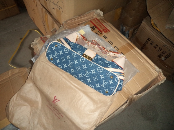 Padělaný Louis Vuitton.