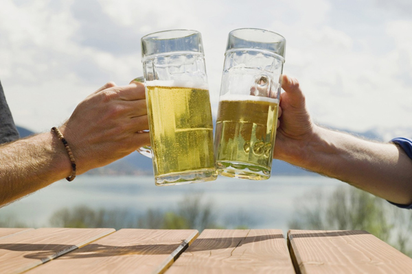 Při požití alkoholu bychom se měli vyhnout řízení. Při požití alkoholu bychom se měli vyhnout řízení.