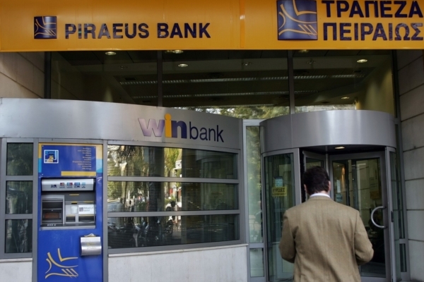 Riskantní investice PPF do Piraeus Bank zatím nevychází.
