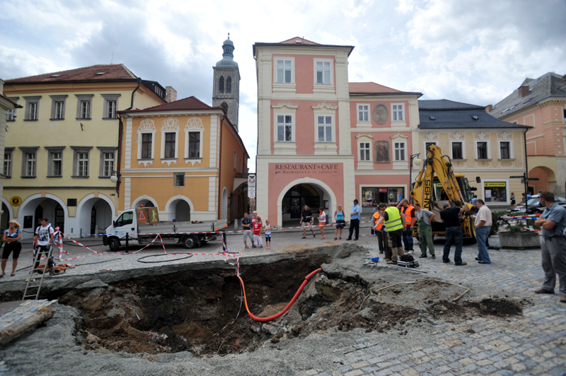 Propadlina se objevila ve středu v podvečer a měla nejdříve průměr asi metr nebo metr a půl. Do rána se však podstatně zvětšila.