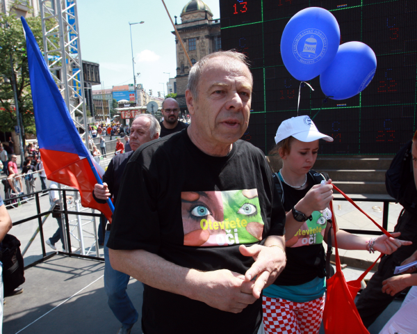Předseda ČMKOS Jaroslav Zavadil na loňské protivládní demonstraci. Předseda ČMKOS Jaroslav Zavadil na loňské protivládní demonstraci.