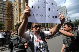 Stoupenec skupiny Pussy Riot před zatčením.