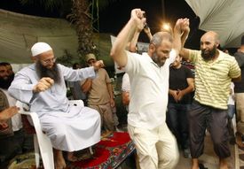 Islamističtí salafisté v Libanonu se radují z atentátu na syrské vládní špičky. 