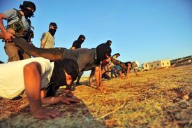 Vojenský výcvik islamistů bojujících proti Asadovi.