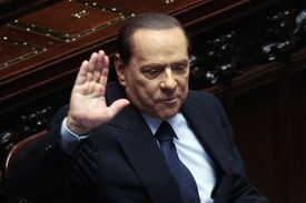Vrátím se, slibuje (či vyhrožuje) nesmrtelný politik Berlusconi.