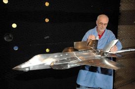 Testování F-35 ve vzduchovém tunelu.  
